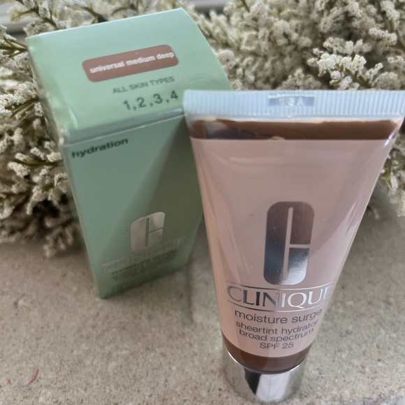 NIB - Clinique Moisture Surge Sheertint Hydrator Broad Spectrum SPF 25 - Picture 2 of 2